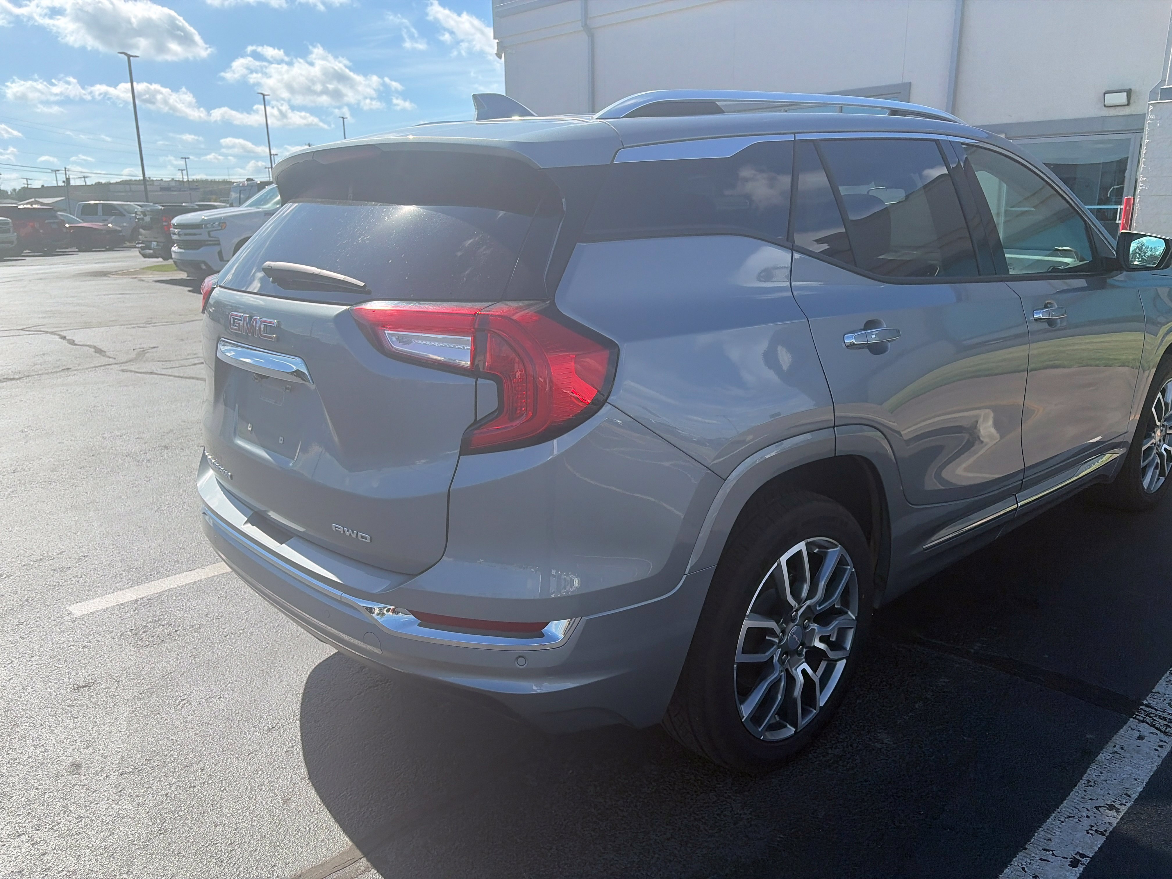 Used 2024 GMC Terrain Denali w/ Denali Premium Package AWD/4WD image 5