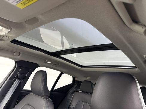 Used 2025 Volvo XC40 B5 Core image 18