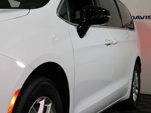 New 2026 Chrysler Pacifica Select image 11