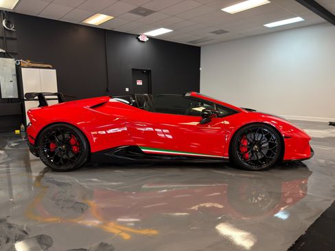 Used 2018 Lamborghini Huracan Performante AWD/4WD image 13