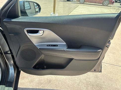 Used 2017 Kia Niro LX FWD image 16