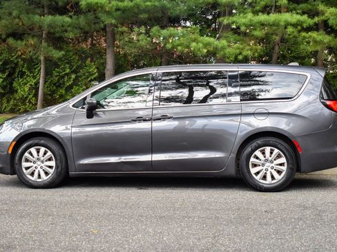 Used 2019 Chrysler Pacifica L FWD image 4