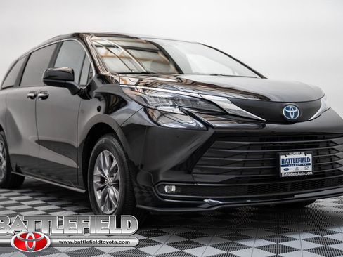 Used 2025 Toyota Sienna XLE FWD image 1