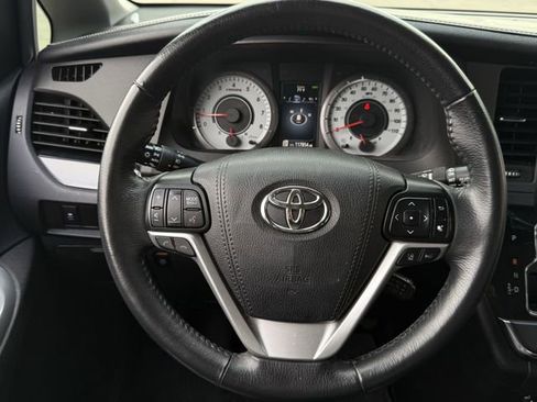 Used 2018 Toyota Sienna SE w/ SE Preferred Package FWD image 11
