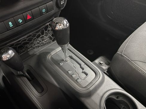 Used 2017 Jeep Wrangler Unlimited Rubicon w/ Connectivity Group AWD/4WD image 17