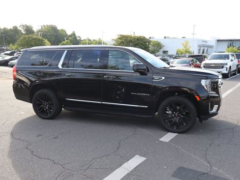 Used 2023 GMC Yukon XL SLT w/ SLT Luxury Package AWD/4WD image 11