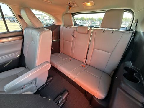 Used 2023 Toyota Highlander Limited FWD image 26