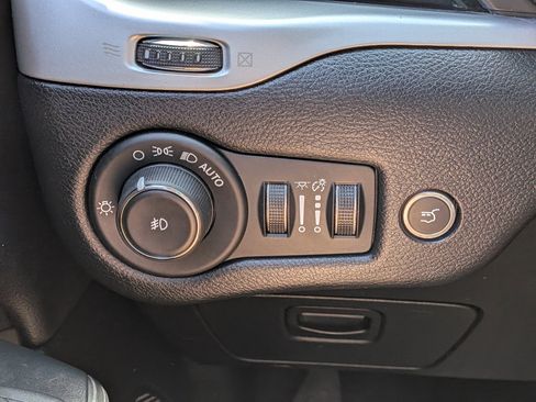 Used 2014 Jeep Cherokee Latitude w/ Comfort/Convenience Group FWD image 21