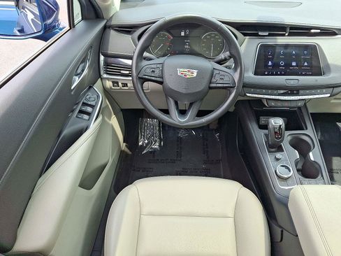 Used 2019 Cadillac XT4 Luxury w/ Cold Weather Package FWD image 12