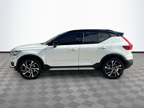 Used 2021 Volvo XC40 T4 R-Design image 4