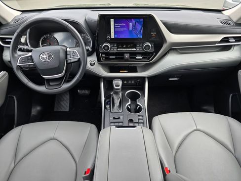 Used 2024 Toyota Highlander XLE AWD/4WD image 2