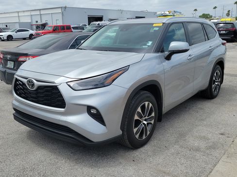 Used 2024 Toyota Highlander XLE image 2