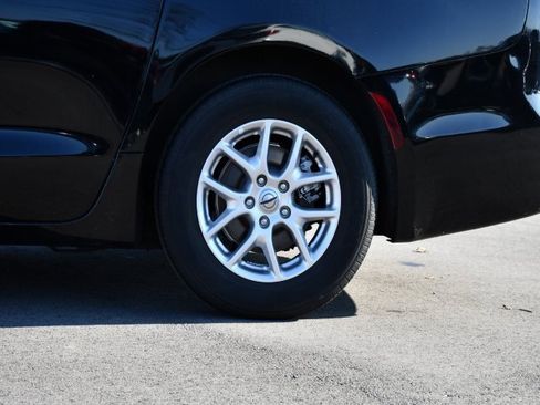 Used 2024 Chrysler Pacifica Touring-L image 11