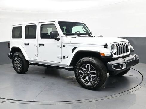 Used 2025 Jeep Wrangler Sahara image 2