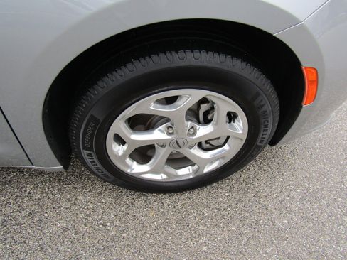 Used 2021 Chrysler Pacifica Limited w/ Uconnect Theater Family Group image 12