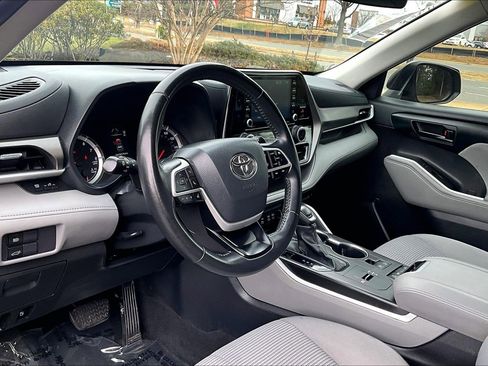Used 2022 Toyota Highlander LE image 13