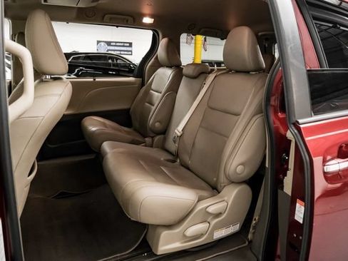 Used 2019 Toyota Sienna XLE Premium FWD image 33