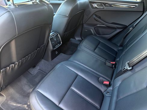 Certified 2024 Porsche Macan AWD/4WD image 30