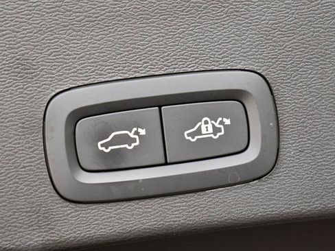 Used 2025 Volvo XC40 B5 Ultra image 17