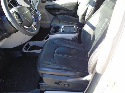 Used 2022 Chrysler Pacifica Touring-L w/ Uconnect Theater Family Group image 10