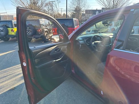 Used 2021 Chevrolet Traverse LT image 11