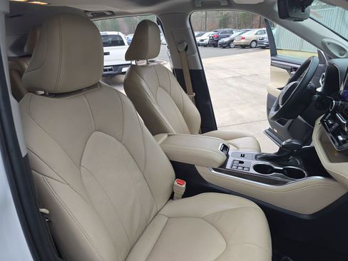 Used 2024 Toyota Highlander Limited image 10