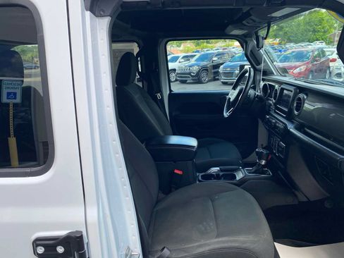 Used 2018 Jeep Wrangler Unlimited Sahara AWD/4WD image 31