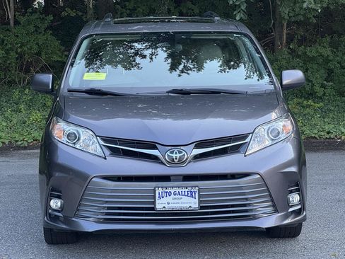 Used 2018 Toyota Sienna XLE w/ XLE Navigation Package AWD/4WD image 2