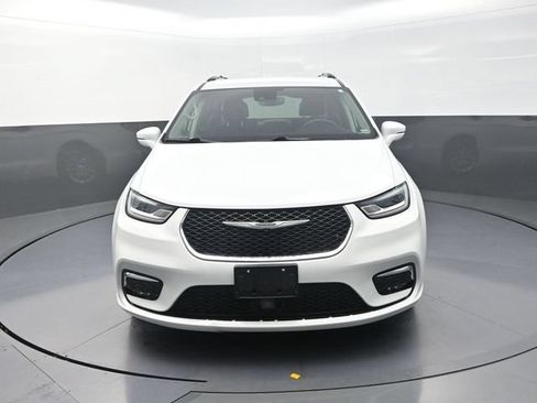 Used 2022 Chrysler Pacifica Touring-L FWD image 4