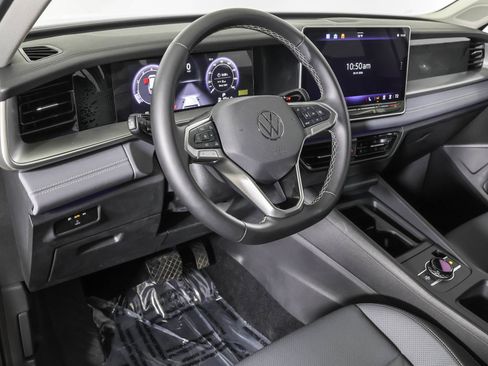 Used 2025 Volkswagen Tiguan SE image 4