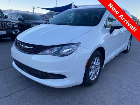 Used 2023 Chrysler Voyager LX image 1