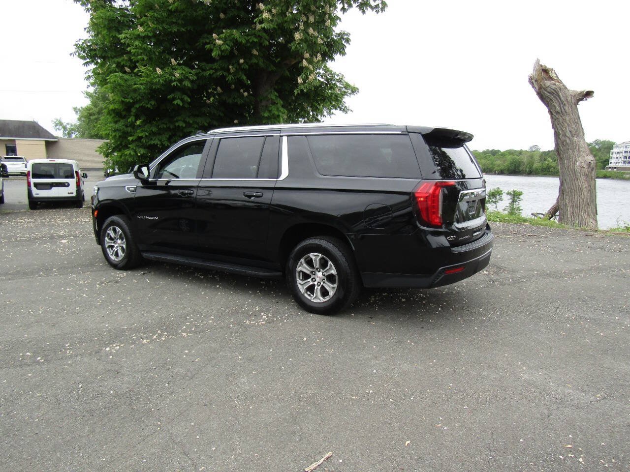 Used 2022 GMC Yukon XL SLE AWD/4WD image 4