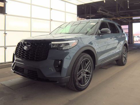 Used 2025 Ford Explorer ST-Line w/ Premium Package image 4