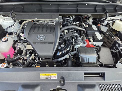 Used 2025 Toyota Highlander LE FWD image 30