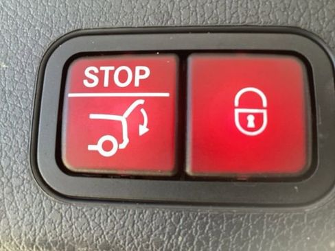 Used 2021 Mercedes-Benz GLB 250 4MATIC w/ Premium Package image 9