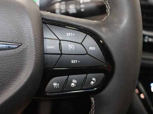 Used 2025 Chrysler Pacifica Limited FWD image 23