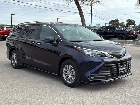 Certified 2025 Toyota Sienna XLE image 9