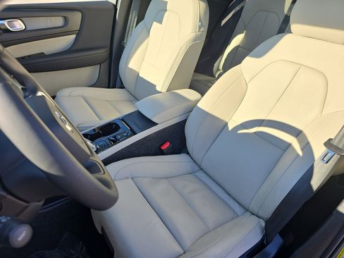 Used 2023 Volvo XC40 B5 Ultimate w/ Protection Package Premier image 15