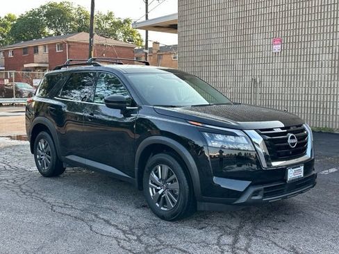 Certified 2025 Nissan Pathfinder SV AWD/4WD image 3