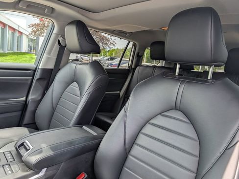 Used 2022 Toyota Highlander XLE AWD/4WD image 19