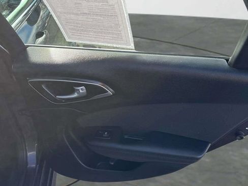 Used 2015 Chrysler 200 Limited image 10