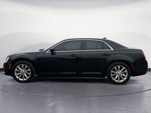 Used 2017 Chrysler 300 Limited image 3