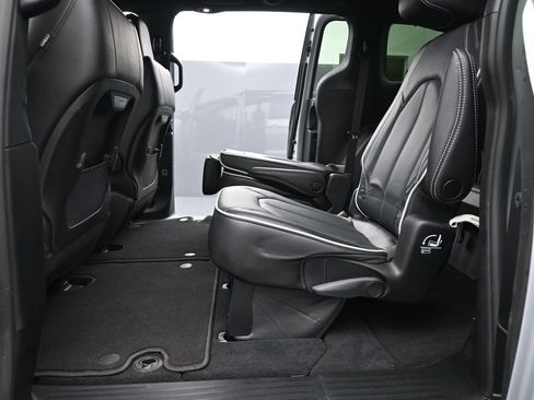 Used 2023 Chrysler Pacifica Limited w/ S Appearance Package image 13