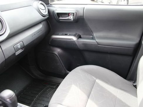 Used 2018 Toyota Tacoma TRD Off-Road w/ Technology Package image 31