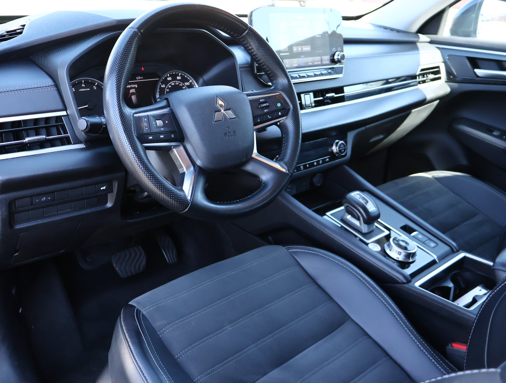 Used 2024 Mitsubishi Outlander SE FWD image 3