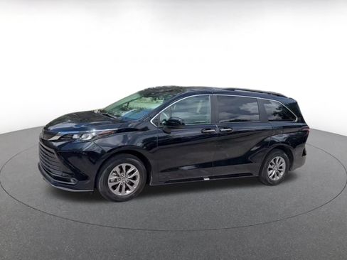 Used 2025 Toyota Sienna XLE FWD image 7