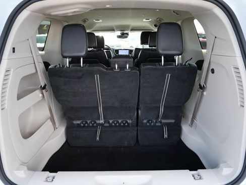 Used 2023 Chrysler Pacifica Touring-L FWD image 6