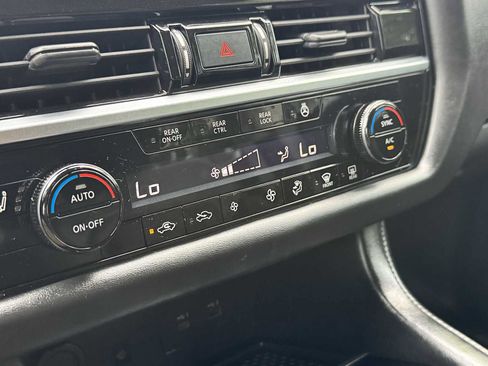 Used 2023 Nissan Pathfinder SL AWD/4WD image 31