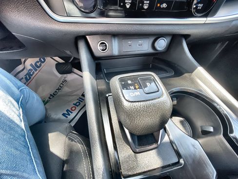 Used 2023 Nissan Rogue S FWD image 15