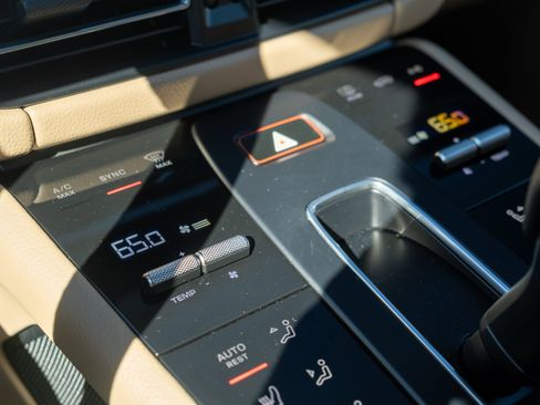 Certified 2023 Porsche Macan image 21